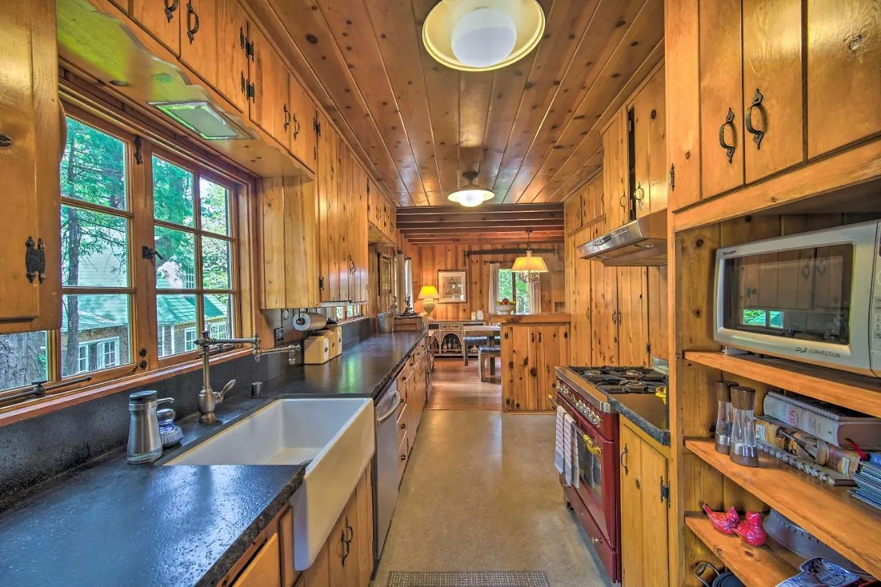 Holiday home Vintage Arrowhead - Walk To Lake!