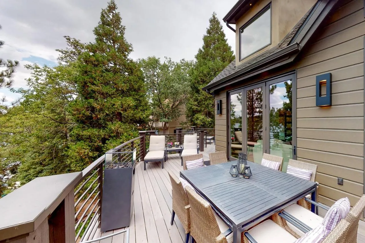 Luxury Lakefront Retreat Holiday home