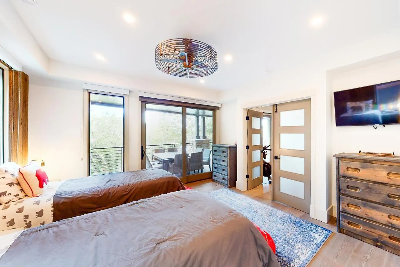 Luxury Lakefront Retreat *