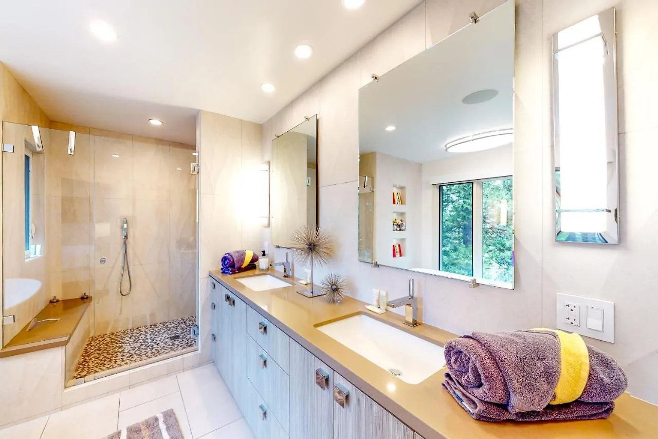 Luxury Lakefront Retreat Holiday home Lake Arrowhead