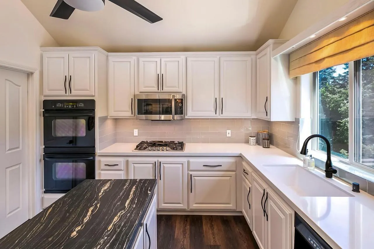 Arrowhead Retreat With Decks And Mountain Views! Holiday home