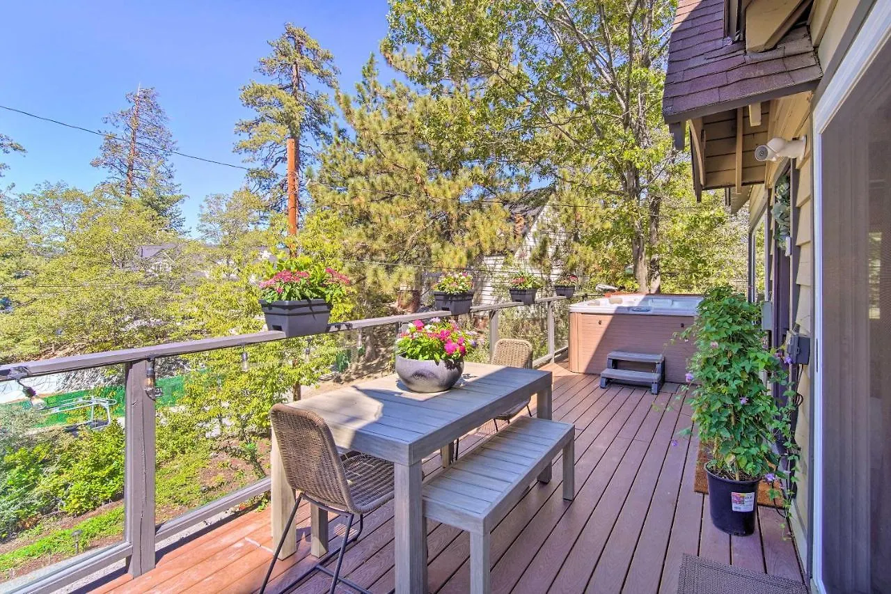 Chic House With Furnished Deck And Hot Tub!