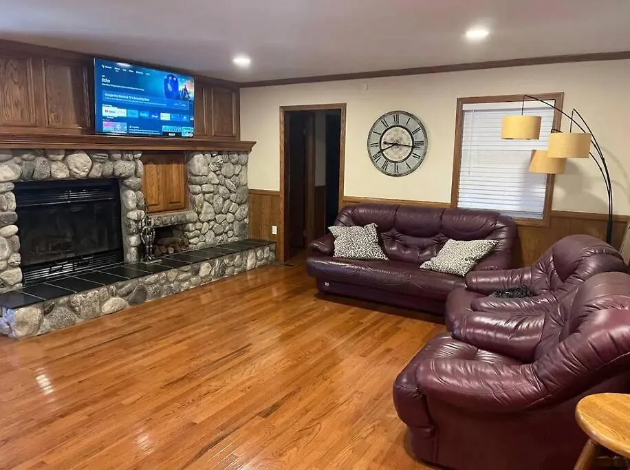 The Arrowhead Hideaway! Game + Bbq