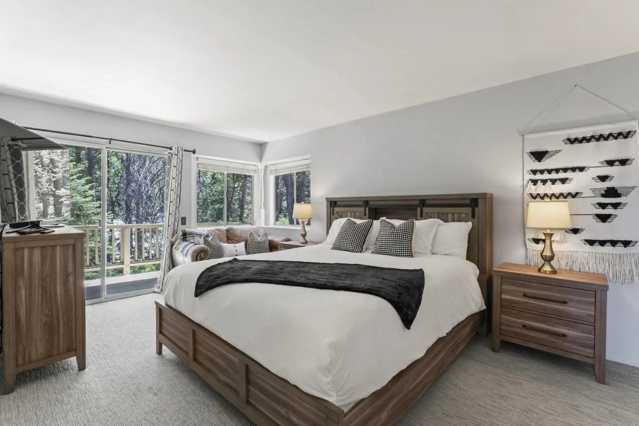 Holiday home Luxe Mountain Retreat Village Close Game Ac Backs Up To Trails Lake Arrowhead