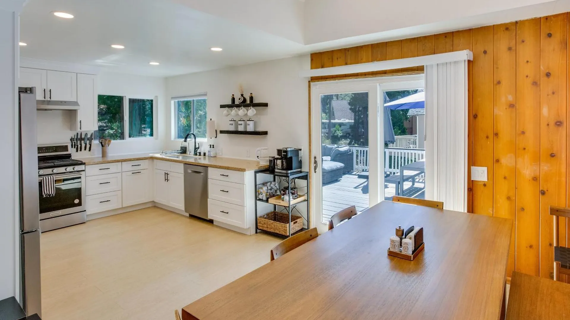 Holiday home Charming Arrowhead With Deck And Game Room!