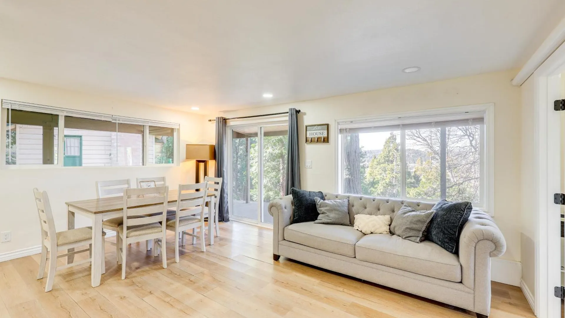 Spacious Family With Deck In Arrowhead! Holiday home