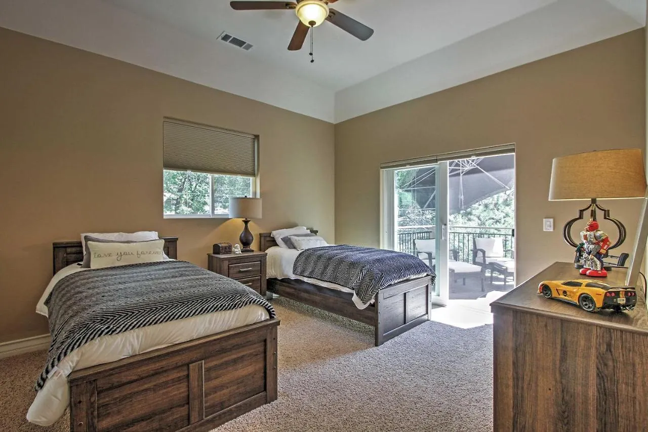 Holiday home Roomy With Deck, 5 Mi To Arrowhead Village