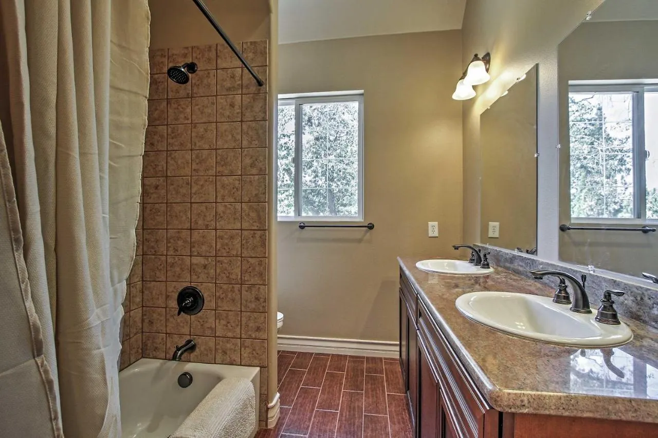 Roomy With Deck, 5 Mi To Arrowhead Village *